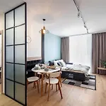 Avalon Design Near Center Daire