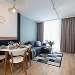 Avalon Design Near Center Daire *