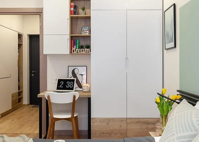 Avalon Design Near Center Leópolis