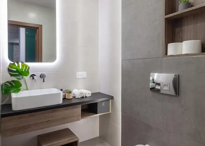 Avalon Design Near Center * Leópolis